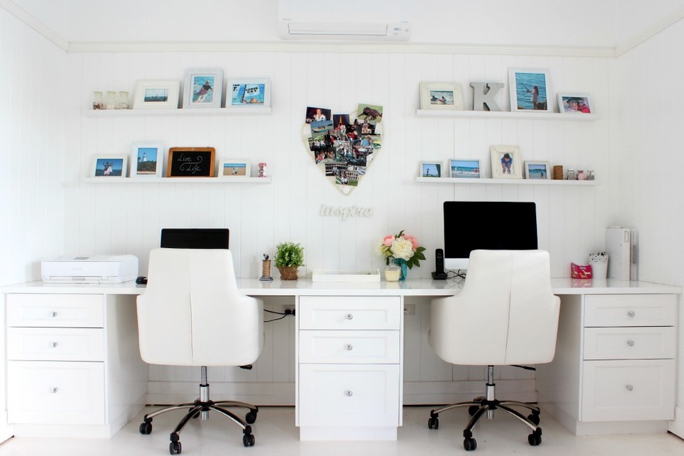 ブリスベンにあるビーチスタイルのおしゃれなホームオフィス・書斎 (白い壁、造り付け机) の写真