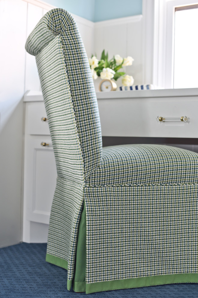 Idée de décoration pour un petit bureau atelier tradition avec un bureau intégré, un mur bleu et moquette.