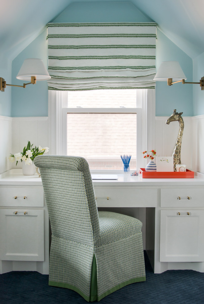 Cette image montre un petit bureau traditionnel avec un bureau intégré, un mur bleu et moquette.