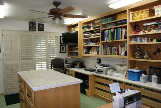 Imagen de sala de manualidades tradicional renovada de tamaño medio con paredes blancas y suelo de linóleo