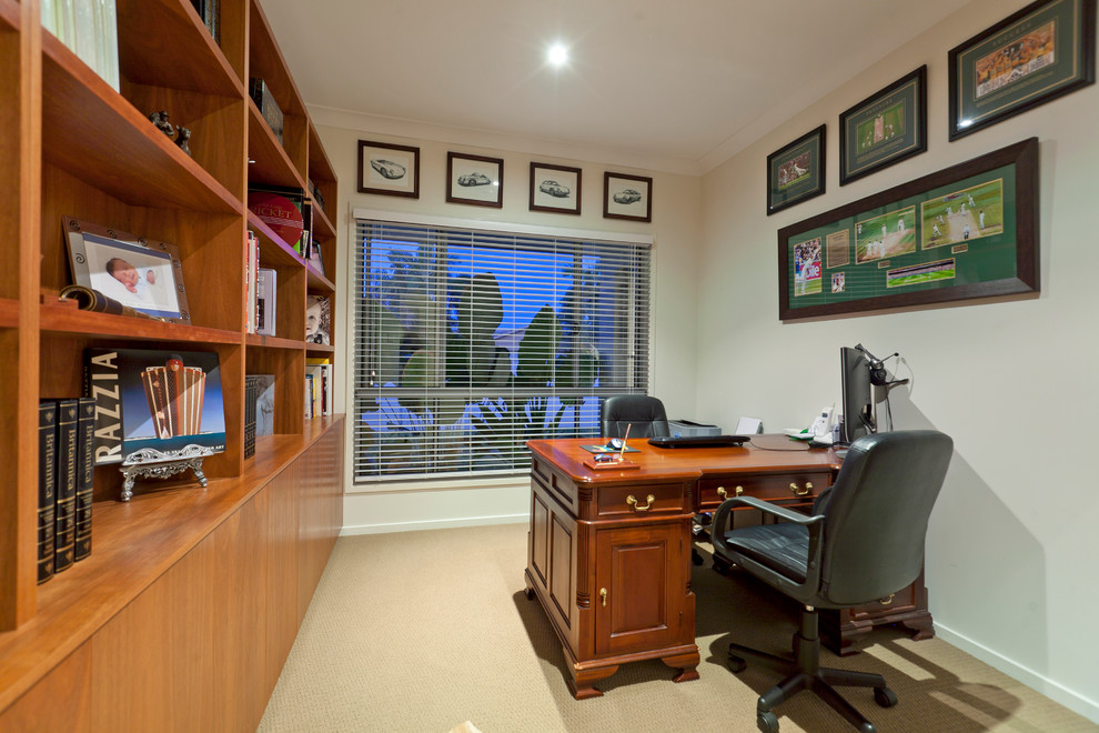 Modern inredning av ett arbetsrum, med ett fristående skrivbord