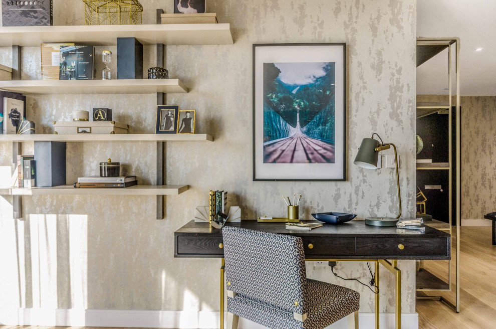 Exemple d'un bureau tendance de taille moyenne avec un mur beige, parquet clair, un bureau indépendant et un sol beige.