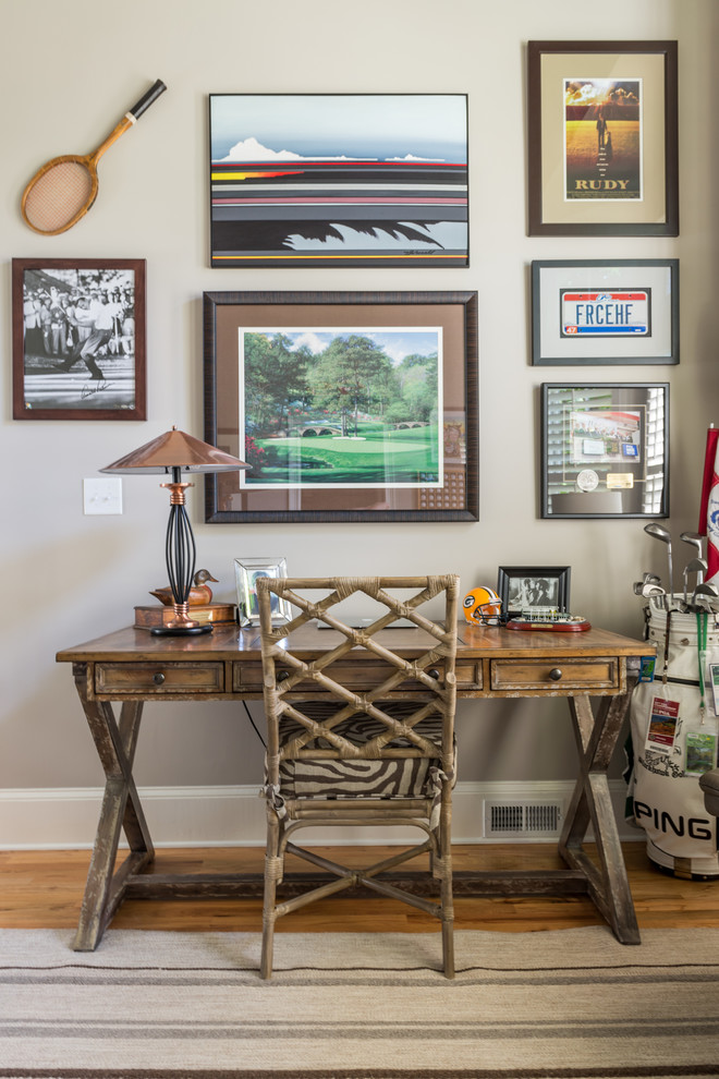 Cette image montre un bureau traditionnel avec un mur gris, un bureau indépendant et un sol en bois brun.