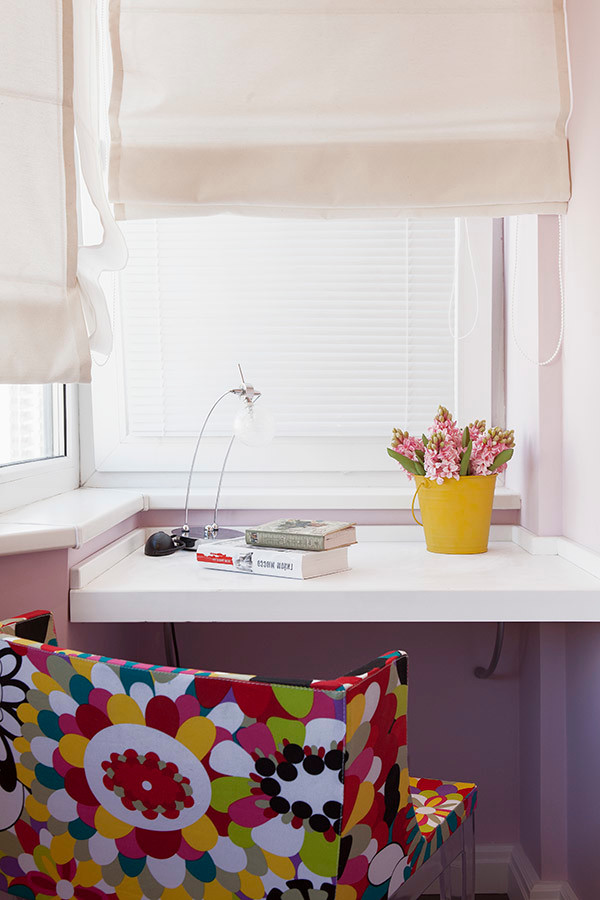На фото: кабинет с фиолетовыми стенами и встроенным рабочим столом