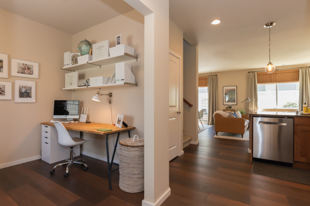Ispirazione per un piccolo ufficio minimalista con pavimento in vinile, scrivania autoportante, pavimento rosso e pareti beige