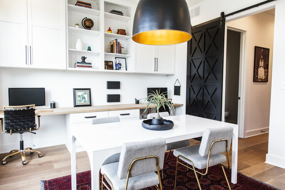 Inspiration för ett lantligt arbetsrum, med vita väggar, mellanmörkt trägolv, ett inbyggt skrivbord och brunt golv