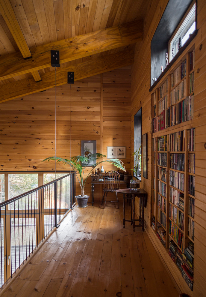 Inspiration pour un bureau chalet de taille moyenne avec un sol en bois brun et un bureau indépendant.