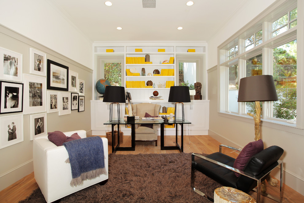 Eklektisches Arbeitszimmer mit beiger Wandfarbe, braunem Holzboden und freistehendem Schreibtisch in Los Angeles