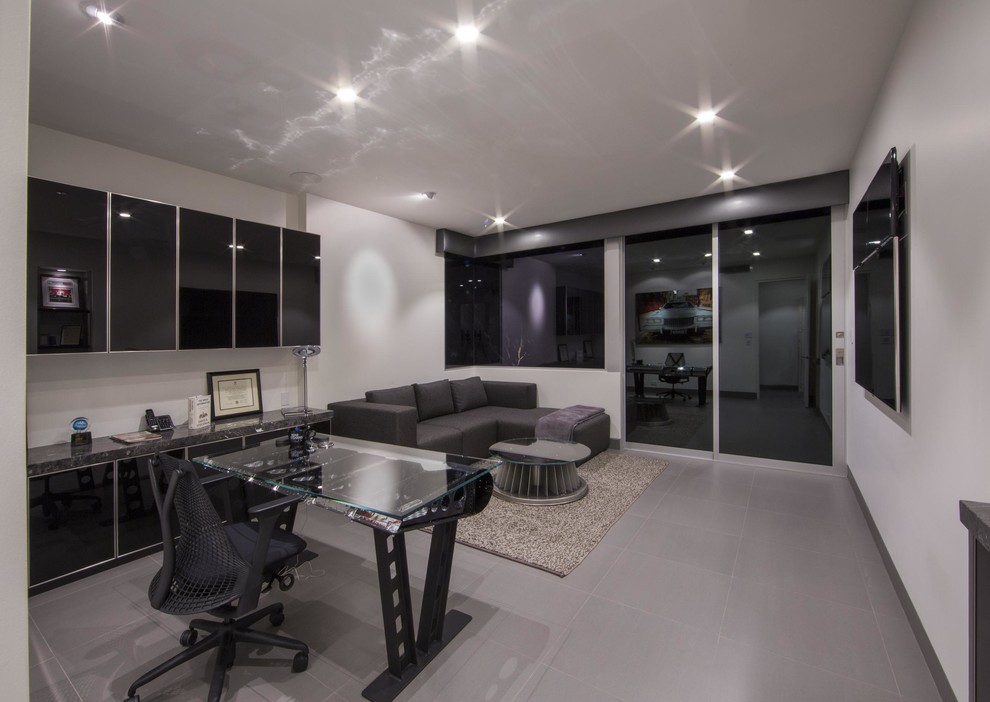 Imagen de despacho contemporáneo grande sin chimenea con paredes blancas, suelo de baldosas de cerámica y escritorio independiente