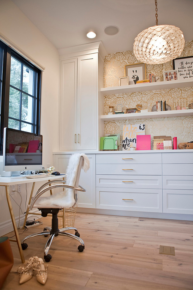 Источник вдохновения для домашнего уюта: большой кабинет в стиле неоклассика (современная классика) с белыми стенами, светлым паркетным полом и отдельно стоящим рабочим столом