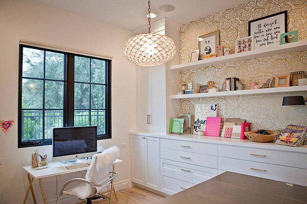 サンディエゴにある高級な広いトランジショナルスタイルのおしゃれなホームオフィス・書斎 (白い壁、淡色無垢フローリング、自立型机) の写真