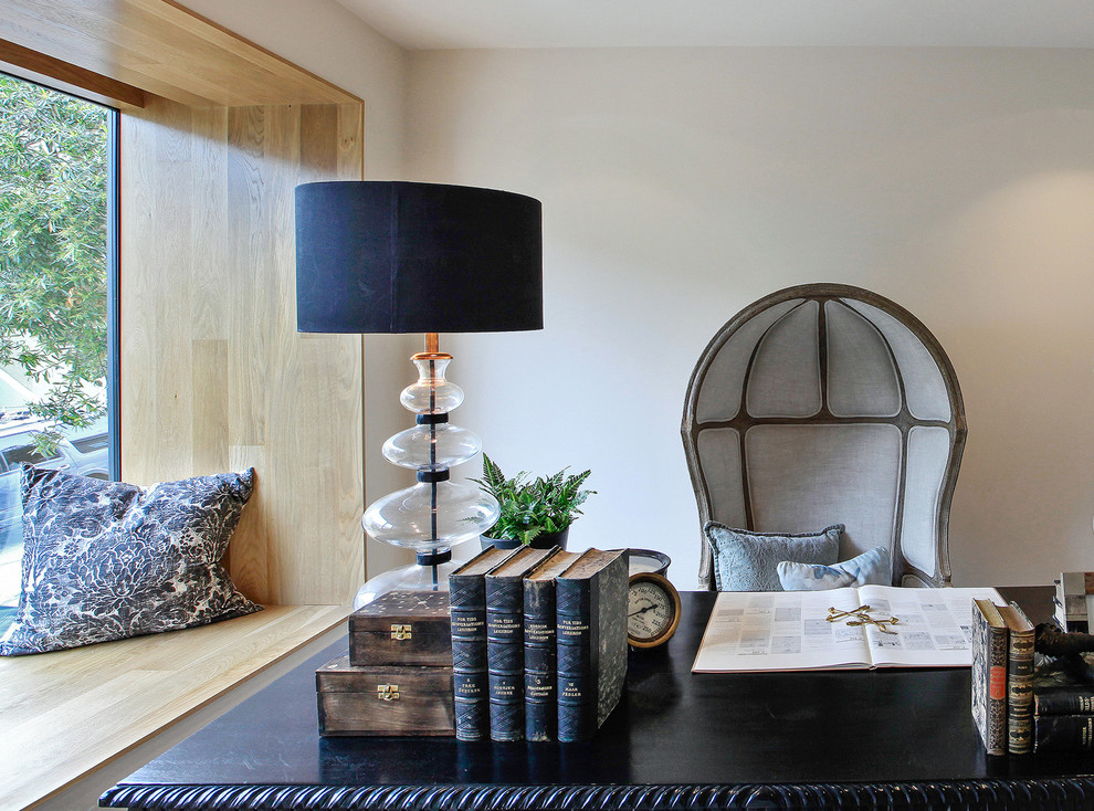 Imagen de despacho minimalista de tamaño medio sin chimenea con paredes blancas, suelo de madera en tonos medios y escritorio independiente