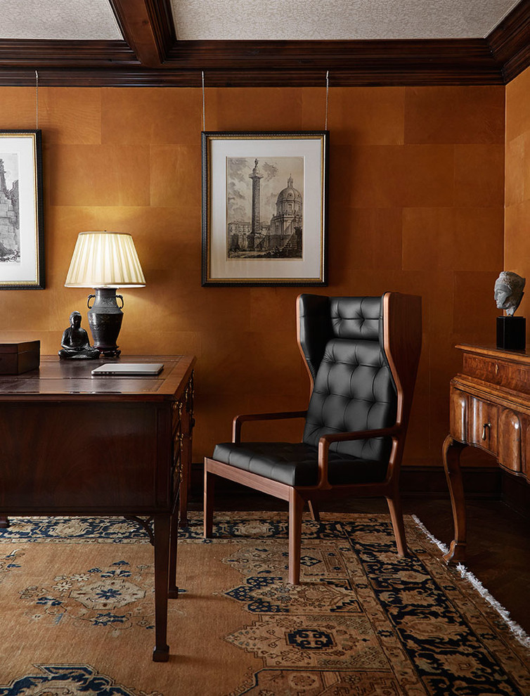 На фото: кабинет в классическом стиле с коричневыми стенами, ковровым покрытием и отдельно стоящим рабочим столом