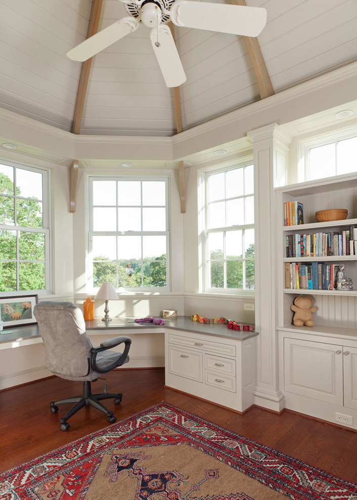 Inspiration pour un bureau traditionnel de taille moyenne avec un bureau intégré, un mur blanc, un sol en bois brun, aucune cheminée et un sol marron.