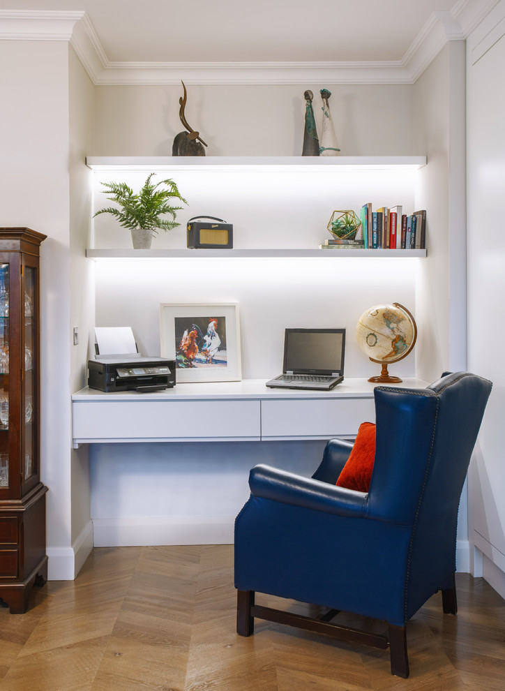 ダブリンにあるトランジショナルスタイルのおしゃれなホームオフィス・書斎 (グレーの壁、無垢フローリング、造り付け机、茶色い床) の写真