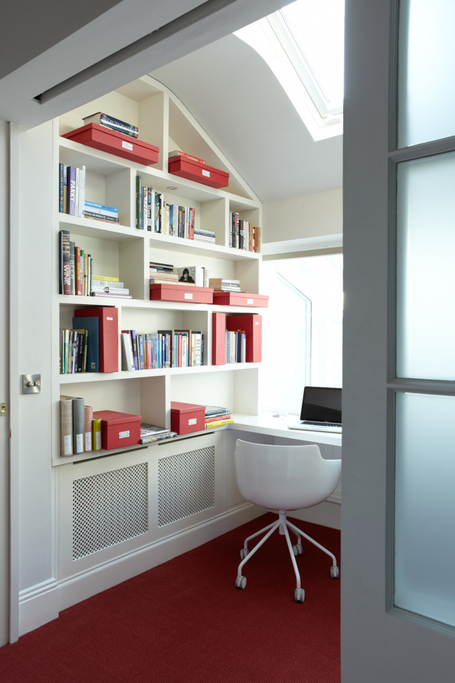 Foto på ett litet funkis arbetsrum, med beige väggar, heltäckningsmatta och ett inbyggt skrivbord