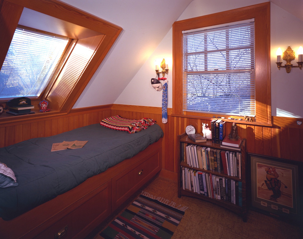 Ejemplo de despacho de estilo americano pequeño sin chimenea con paredes blancas y suelo de corcho