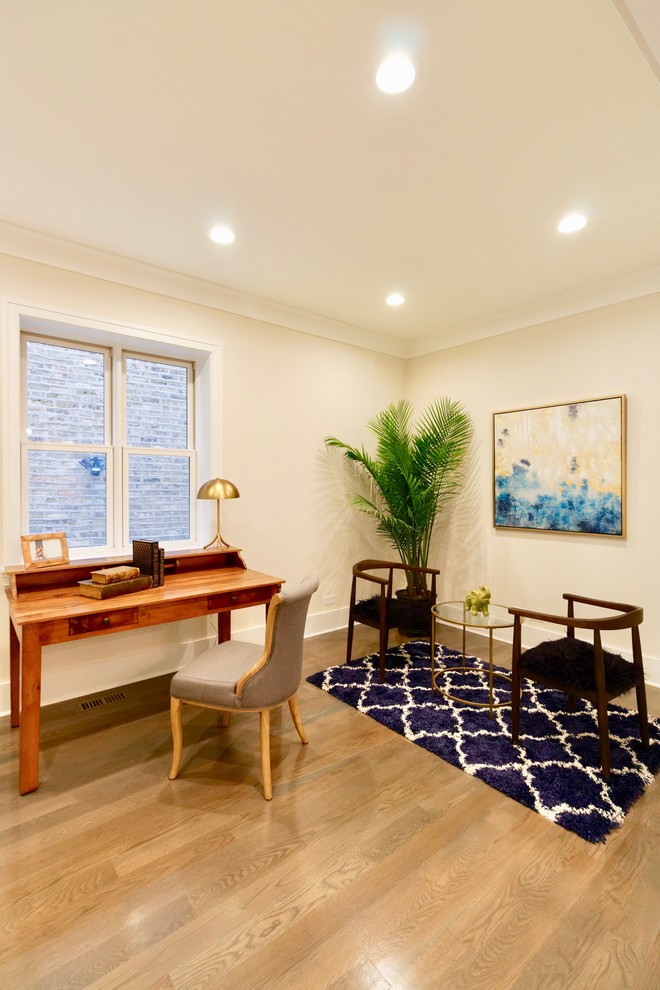 Imagen de despacho clásico renovado pequeño sin chimenea con paredes beige, suelo de madera en tonos medios y escritorio independiente