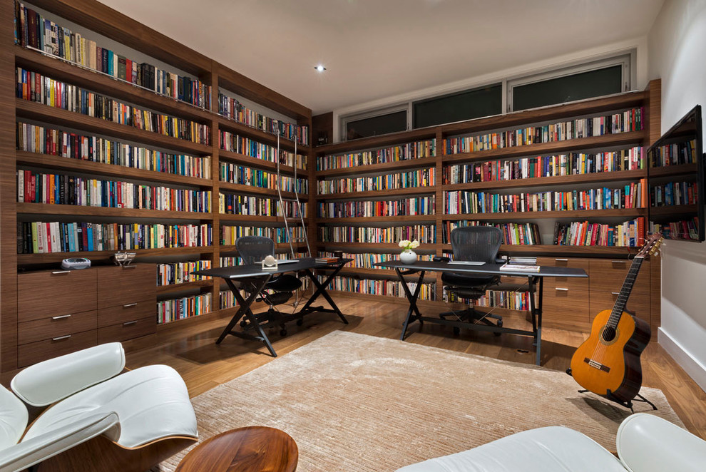 Esempio di uno studio contemporaneo con libreria, pareti bianche, pavimento in legno massello medio, nessun camino e scrivania autoportante