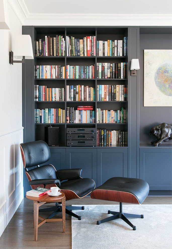オックスフォードシャーにあるラグジュアリーな広いコンテンポラリースタイルのおしゃれな書斎 (黄色い壁、濃色無垢フローリング、暖炉なし、自立型机、茶色い床) の写真