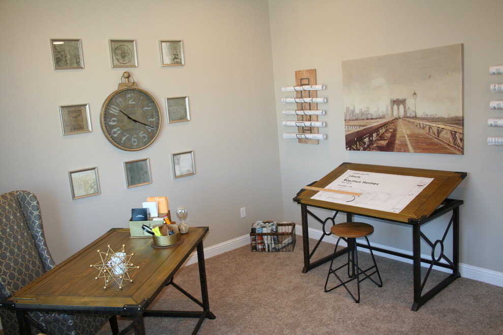 Immagine di uno studio boho chic di medie dimensioni con pareti grigie, moquette e scrivania autoportante