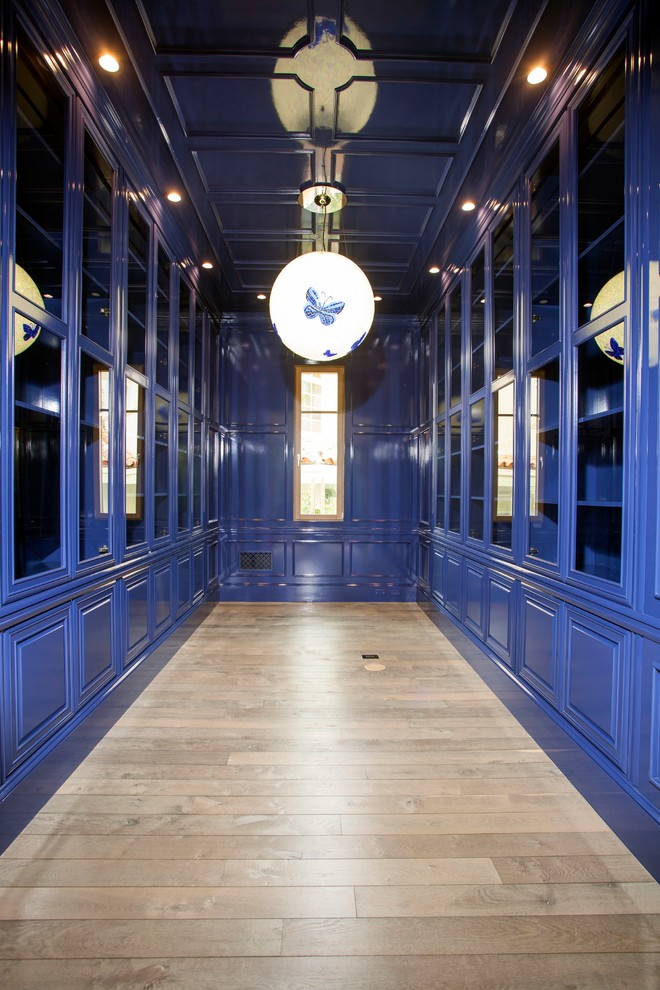Esempio di un ufficio classico di medie dimensioni con pareti blu, parquet chiaro e scrivania autoportante
