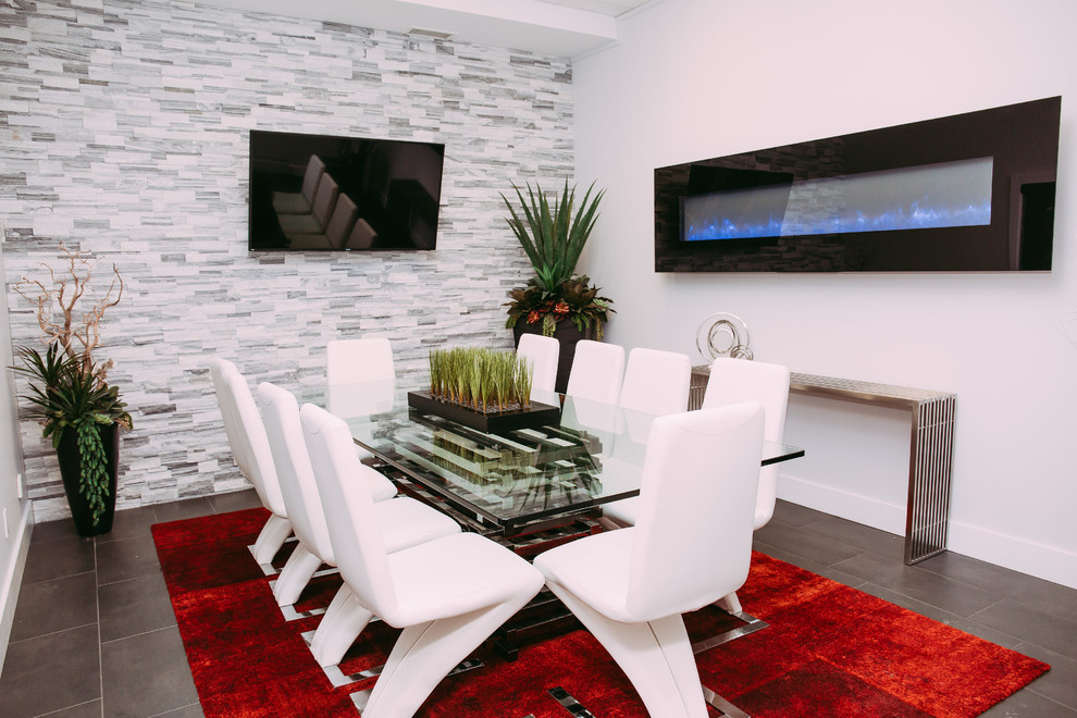 Idée de décoration pour une grande salle à manger minimaliste avec un mur gris, un sol en carrelage de céramique et cheminée suspendue.