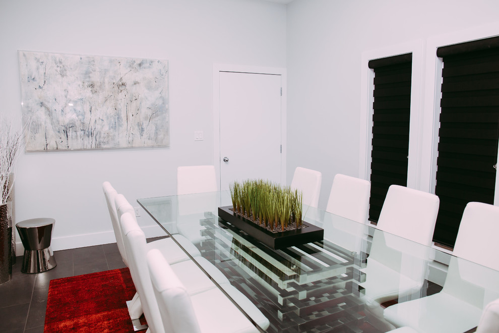 Idee per una grande sala da pranzo minimalista con pareti grigie, pavimento con piastrelle in ceramica e camino sospeso