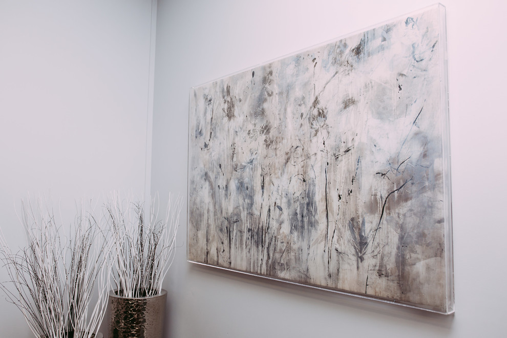 Immagine di un grande studio moderno con pareti grigie, pavimento con piastrelle in ceramica e camino sospeso