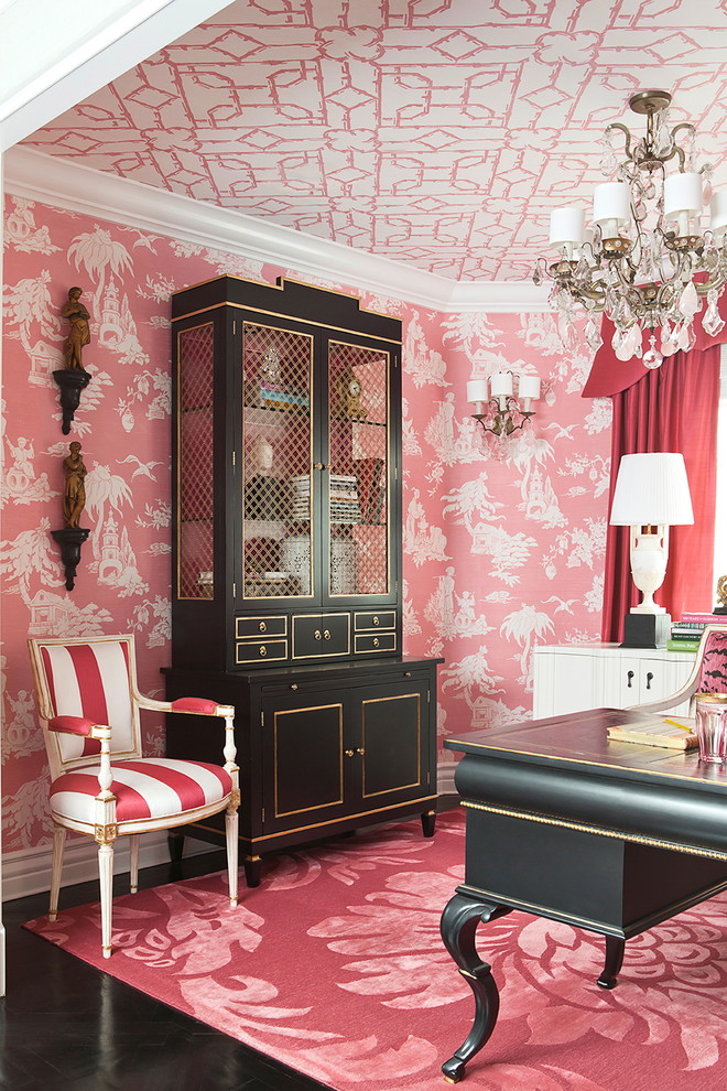 Ispirazione per uno studio minimal con pareti rosa, parquet scuro e scrivania autoportante