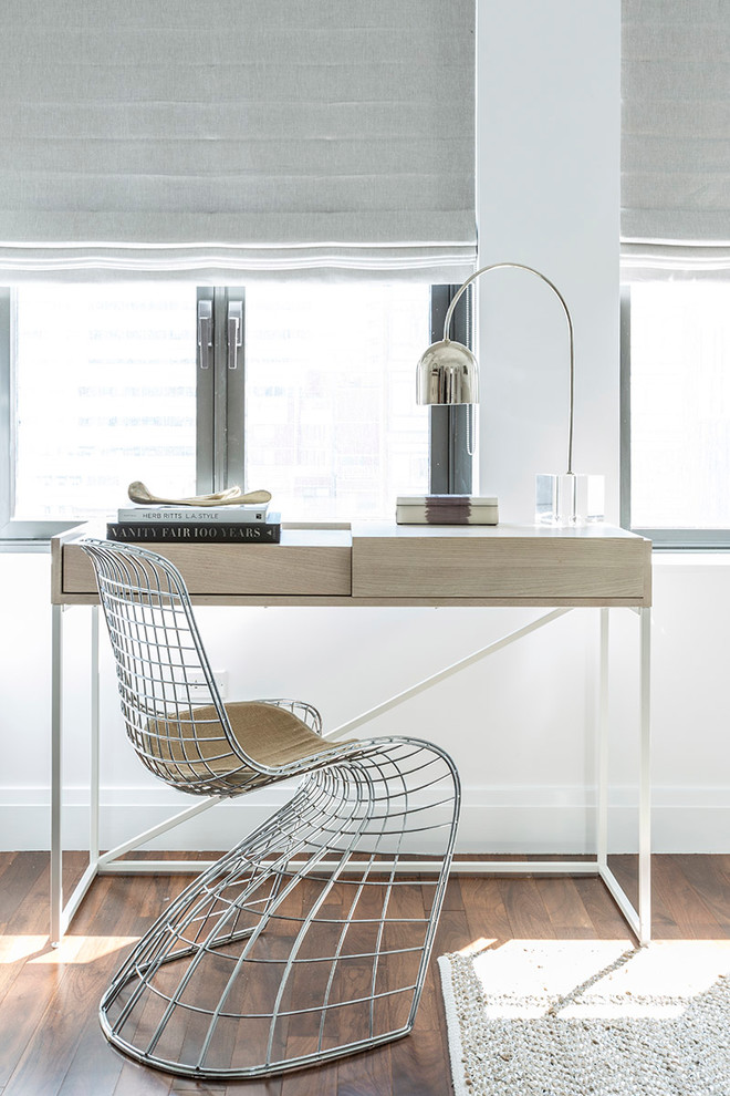 Diseño de despacho contemporáneo con paredes blancas, suelo de madera oscura y escritorio independiente
