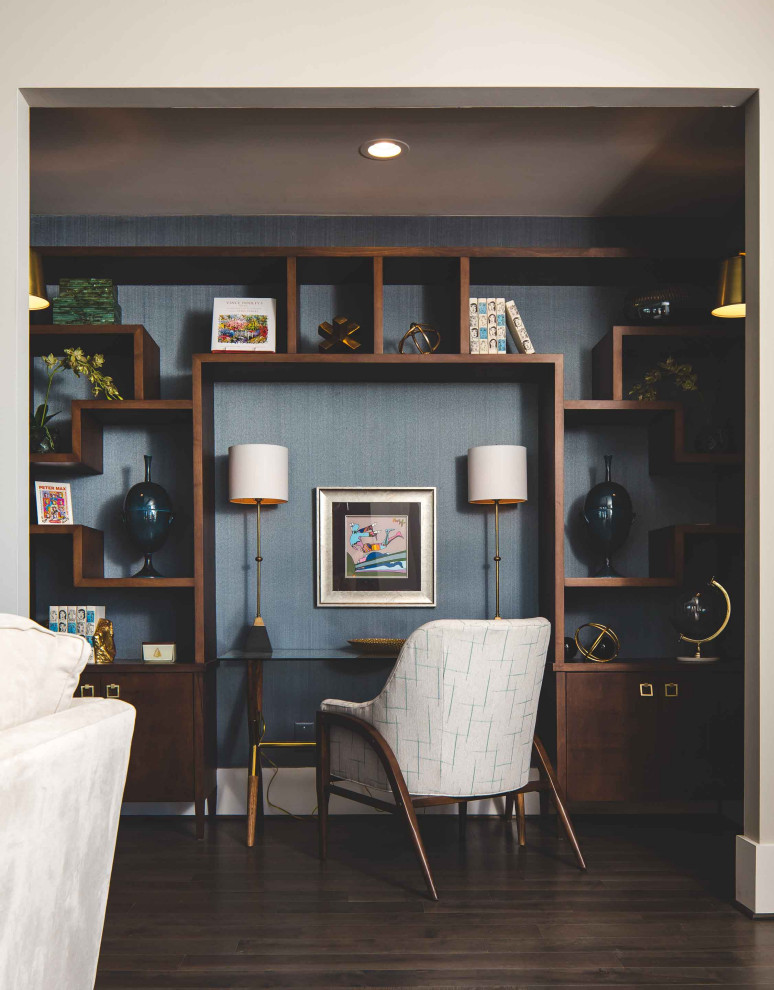 Inspiration för moderna hemmabibliotek, med blå väggar, mörkt trägolv och ett inbyggt skrivbord