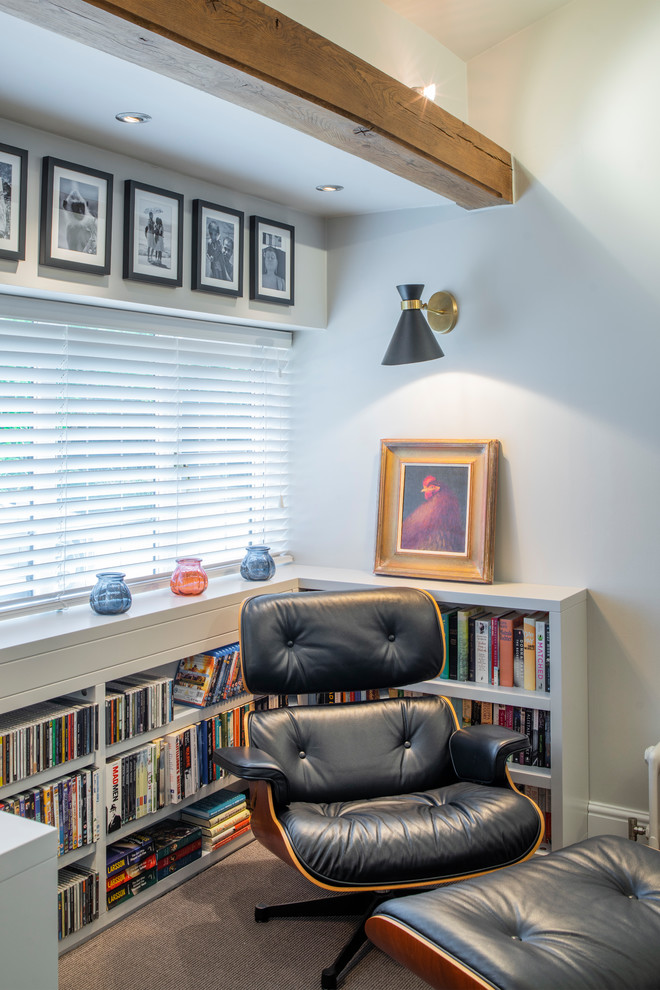 サリーにあるトランジショナルスタイルのおしゃれなホームオフィス・書斎の写真