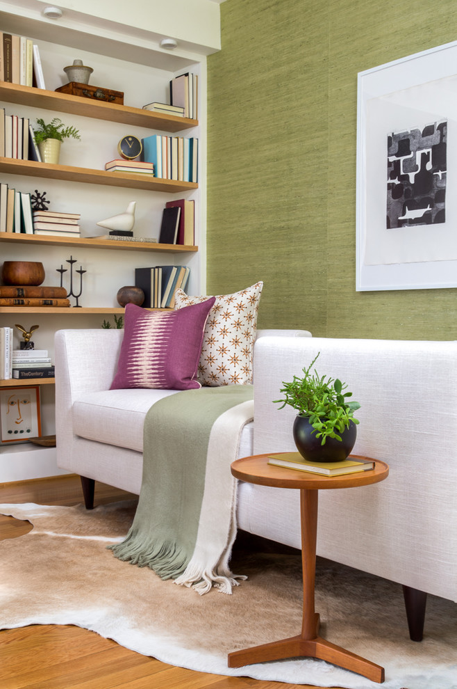 オースティンにあるお手頃価格の小さなミッドセンチュリースタイルのおしゃれなホームオフィス・書斎 (ライブラリー、緑の壁、濃色無垢フローリング、暖炉なし、茶色い床) の写真