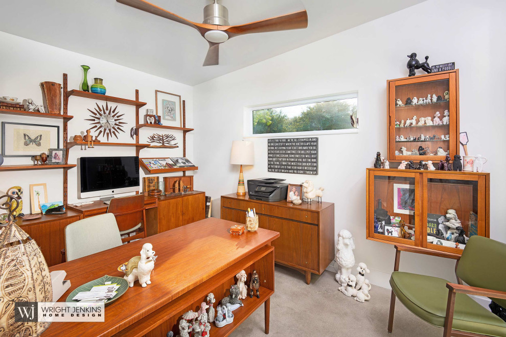 Cette image montre un bureau vintage de taille moyenne avec un mur blanc, moquette, un bureau indépendant, un sol gris et un plafond voûté.