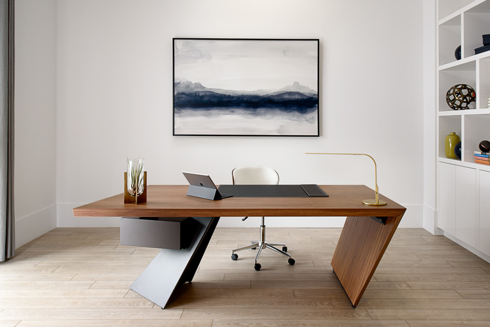 Cette photo montre un bureau moderne de taille moyenne avec un mur blanc, parquet clair, un bureau indépendant et un sol beige.