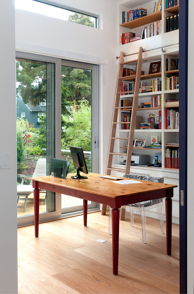 Стильный дизайн: кабинет в современном стиле с белыми стенами, отдельно стоящим рабочим столом и светлым паркетным полом - последний тренд