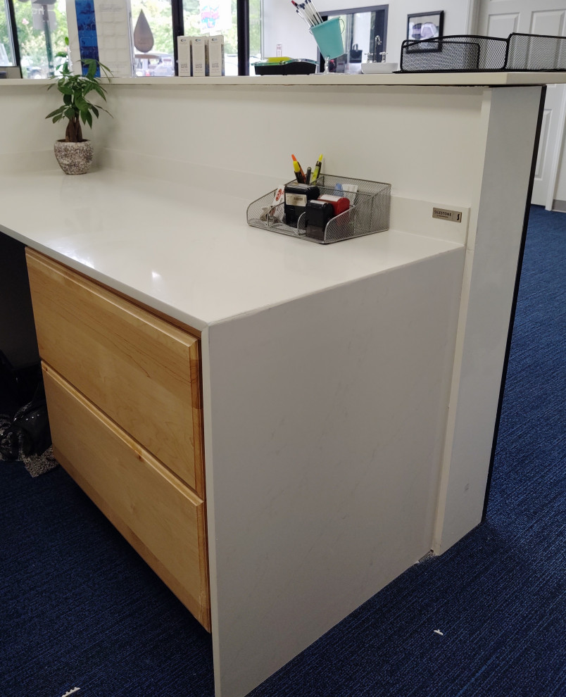 Modern inredning av ett stort arbetsrum, med ett inbyggt skrivbord