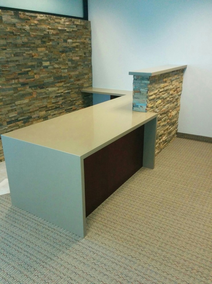 Imagen de despacho actual de tamaño medio sin chimenea con paredes blancas, moqueta y escritorio empotrado