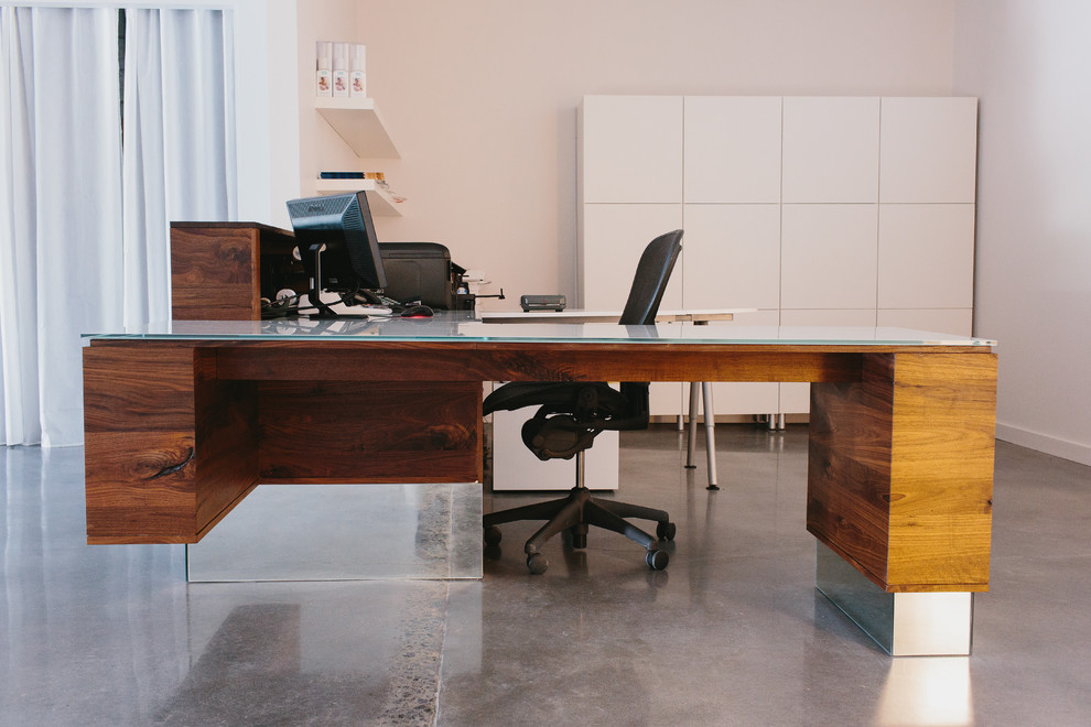 Großes Modernes Arbeitszimmer mit weißer Wandfarbe, Betonboden und freistehendem Schreibtisch in Atlanta