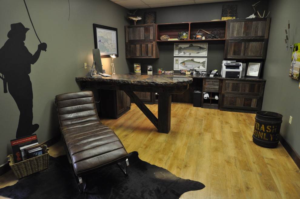 Imagen de despacho rural de tamaño medio sin chimenea con paredes beige, suelo de madera clara y escritorio empotrado