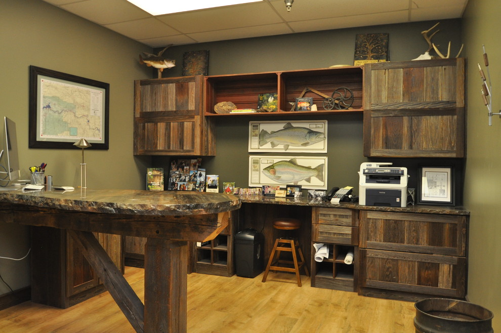 Idéer för mellanstora rustika arbetsrum, med beige väggar, ljust trägolv och ett inbyggt skrivbord