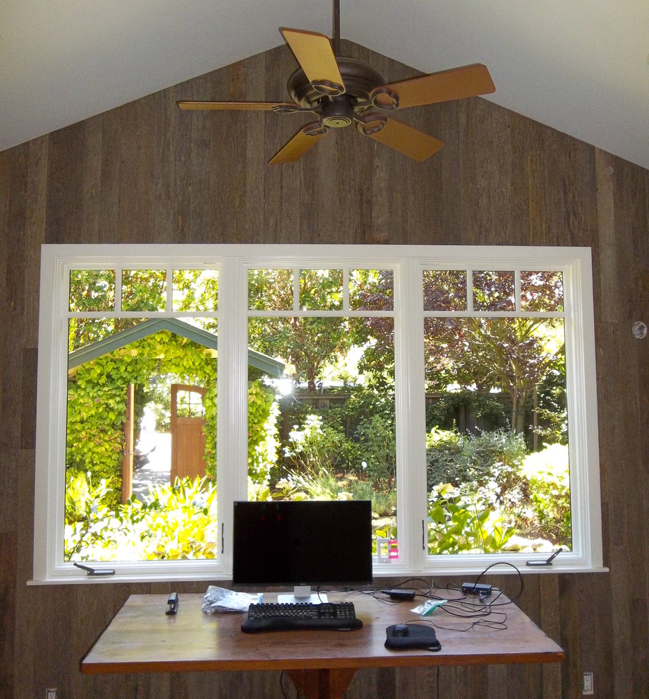 Immagine di un ufficio stile rurale di medie dimensioni con pareti marroni, parquet scuro, nessun camino e scrivania autoportante
