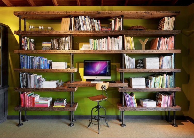 Idéer för att renovera ett rustikt arbetsrum, med ett fristående skrivbord