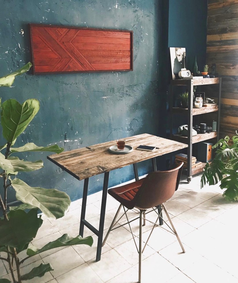 Mittelgroßes Uriges Arbeitszimmer mit Studio, blauer Wandfarbe, Keramikboden, freistehendem Schreibtisch und weißem Boden in Sonstige