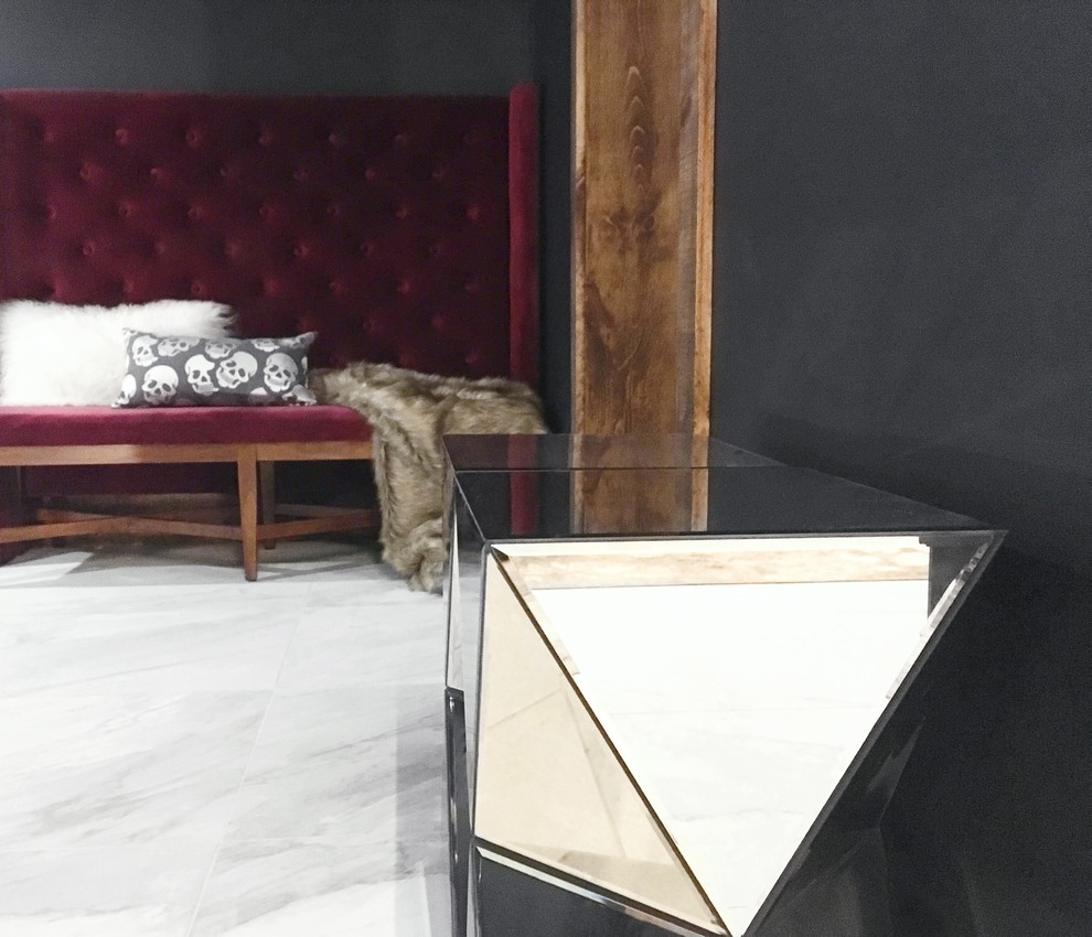 Großes Modernes Arbeitszimmer ohne Kamin mit Studio, schwarzer Wandfarbe, Marmorboden, freistehendem Schreibtisch und weißem Boden in Toronto
