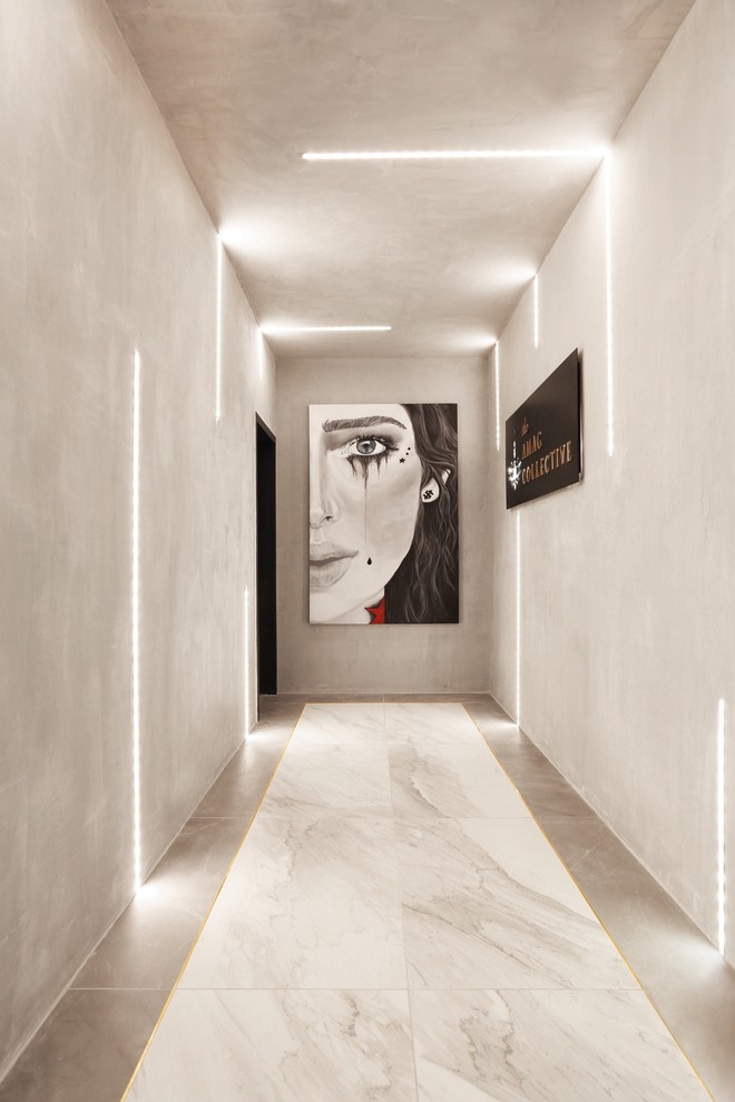 トロントにある広いコンテンポラリースタイルのおしゃれなアトリエ・スタジオ (黒い壁、大理石の床、暖炉なし、自立型机、白い床) の写真
