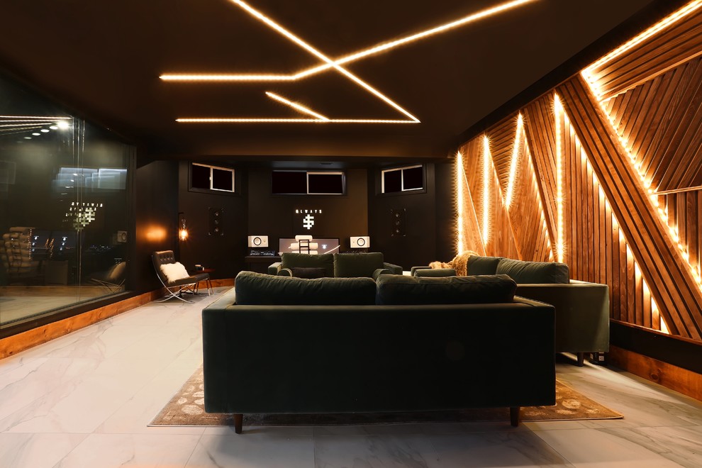 Großes Modernes Arbeitszimmer ohne Kamin mit Studio, schwarzer Wandfarbe, Marmorboden, freistehendem Schreibtisch und weißem Boden in Toronto