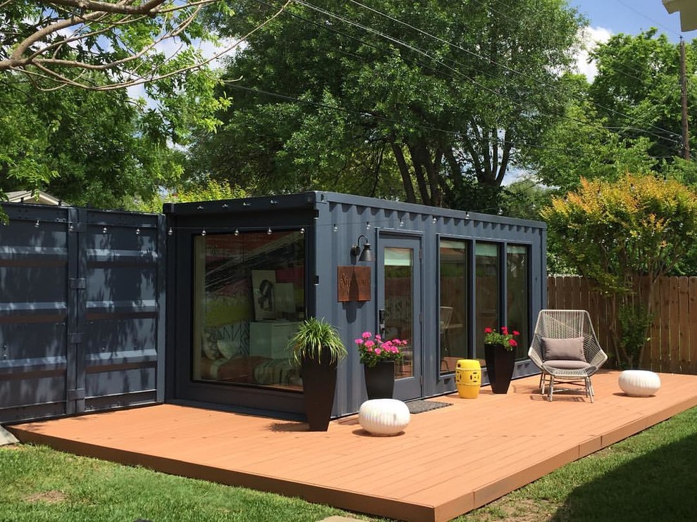 Kleines Industrial Arbeitszimmer mit Arbeitsplatz, weißer Wandfarbe und hellem Holzboden in Austin