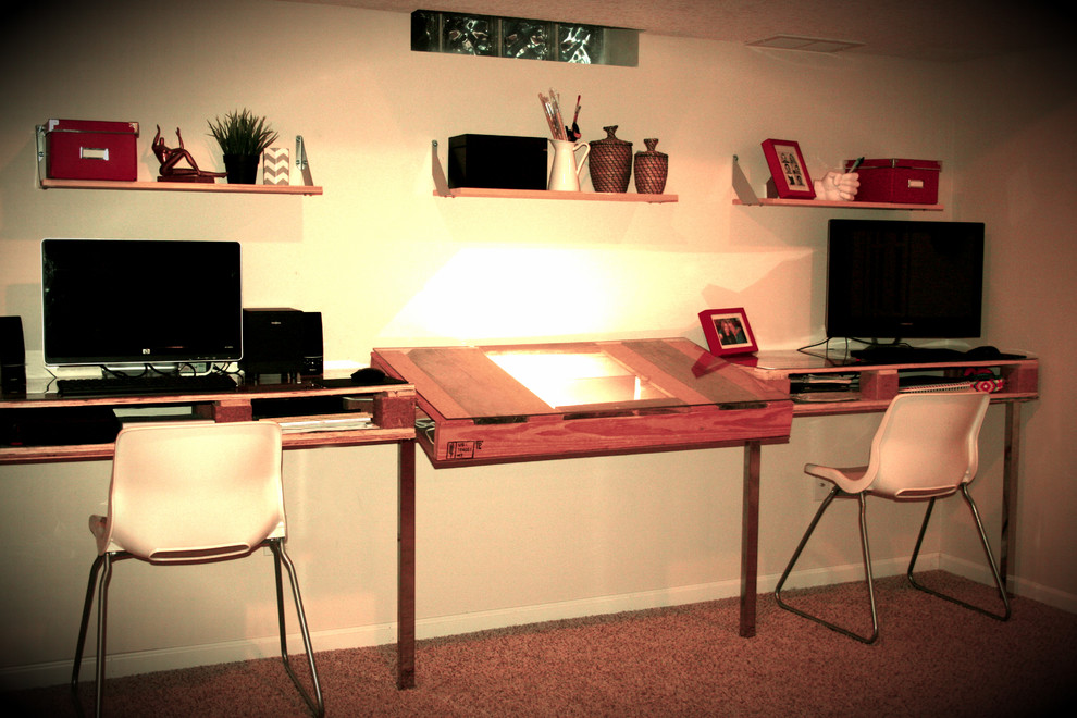 Diseño de despacho rústico de tamaño medio sin chimenea con paredes blancas, moqueta y escritorio independiente